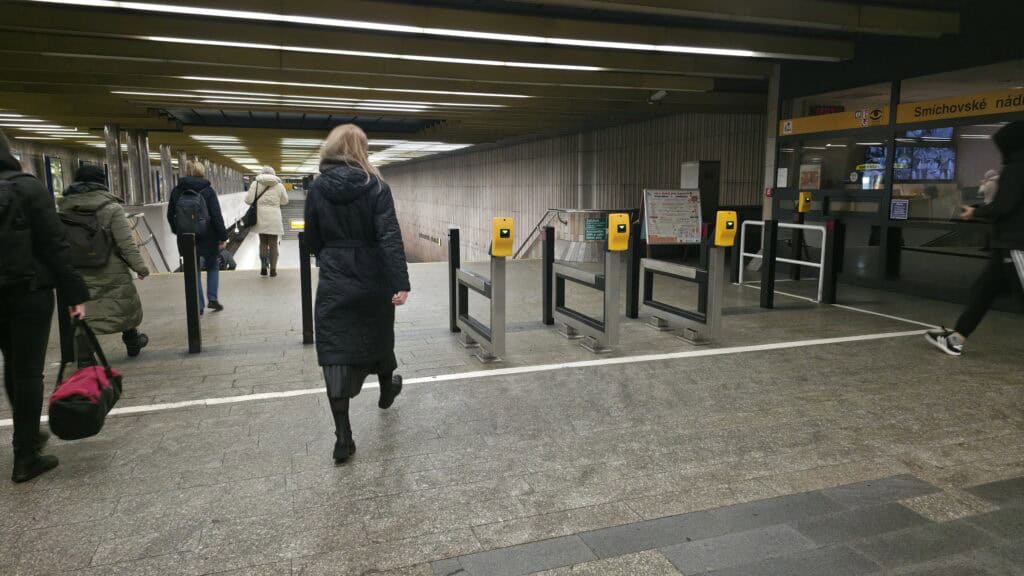 Where to validate ticket for Prague metro?