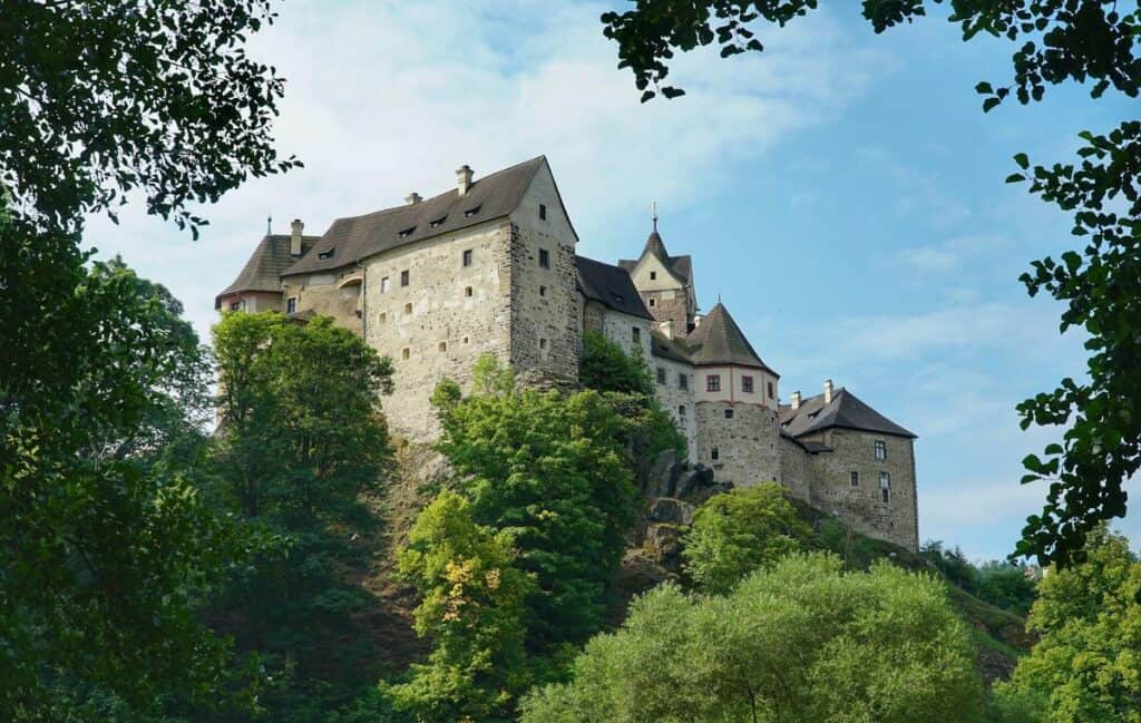 Explore the history and beauty of Loket Castle in Karlovy Vary